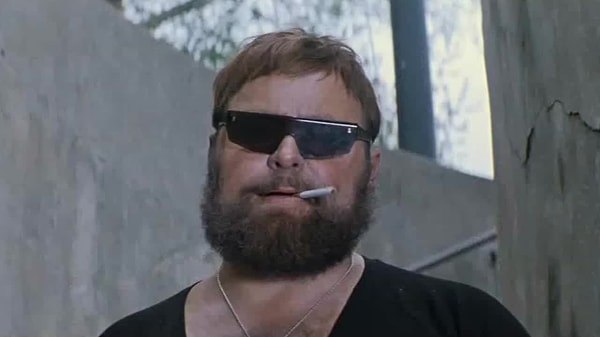 10. В сцене, где здоровенный детина просит у Горбункова закурить: "Папаша, огоньку не найдется?" сыграл корреспондент журнала "Смена", а сделал он это ради интервью с Никулиным.