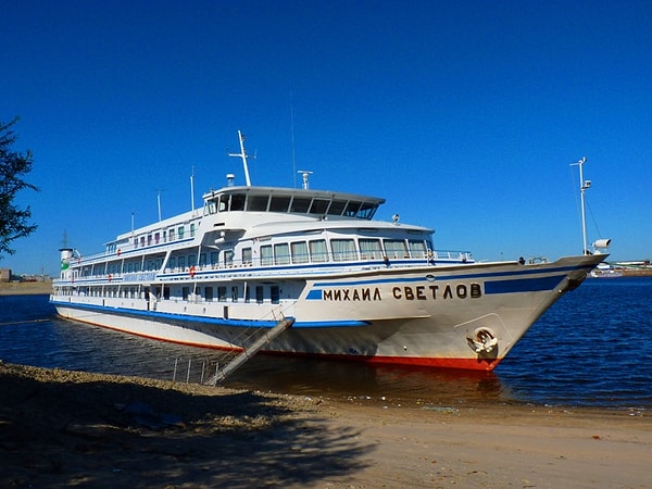 11. Гайдай уговорил капитана теплохода "Победа" на один день переименовать судно в "Михаил Светлов", потому что очень уж любил творчество этого поэта. Ради фильма переписали даже название корабля на спасательных кругах!