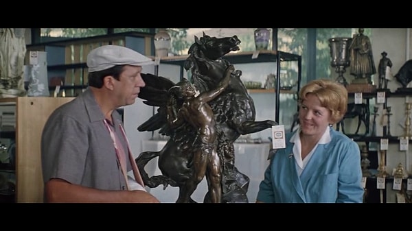 14. Этот пегас "А у вас есть такой же, только без крыльев?" снимался также в "Служебном романе". Именно под его тяжестью изнывал Новосельцев.