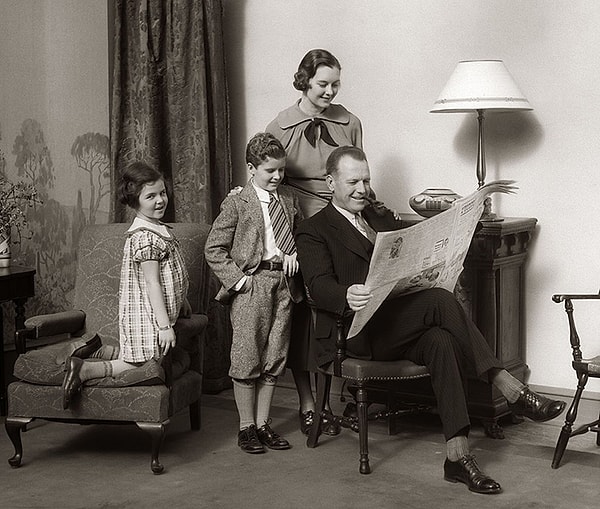 12. «Приготовь детей. Потрать несколько минут, чтобы вымыть руки и лица детей (если они маленькие), причеши их и, если необходимо, переодень. Они — маленькие сокровища, и ему бы хотелось видеть, как они играют свои роли. Играть они должны тихо. К его приходу ты также должна снизить громкость стиральной машинки и пылесоса».