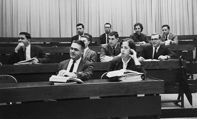 1960-cı illərdə şəkər sənayesi, Harvard tədqiqatçılarına ürək xəstəliyini doymuş yağla əlaqələndirən araşdırma aparmaq üçün 50.000 dollar ödəmişdir.