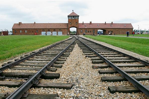 3. Kullanımda olduğu dört buçuk yıl boyunca Auschwitz'de ölen insanların sayısı 1.1 milyondur.
