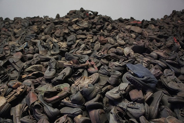 10. Auschwitz yalnızca bir toplama kampını değil, içinde bulunan kantinleri, sineması, tiyatrosu ve manavlarıyla küçük bir kenti andırmaktaydı.