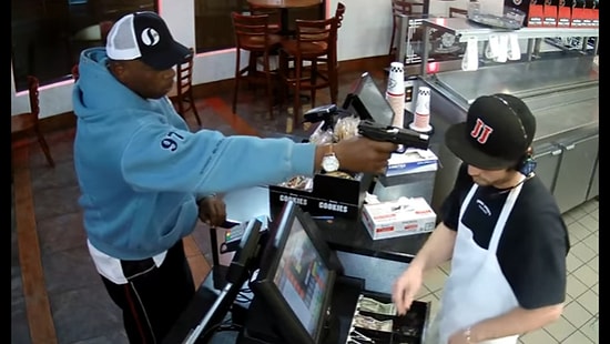 Silahlı Soyguna Karşı Soğuk Kanlılığını Koruyarak Hayretler İçerisinde Bırakan Adam