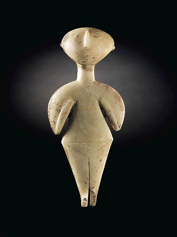 Arkeoloji Literatüründe "Kilya Tipi" idoller grubuna giren ve 'Geç Kalkolitik-Erken Tunç Çağı' başlarına ait olan geometrik formlu mermer kadın heykeli, Çanakkale'nin Kilya Koyu'nda bulunmuştu.