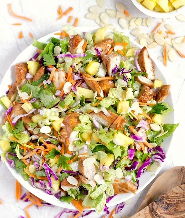 8. Çam fıstığı ve çıtır tavukla yapılmış marul salatası