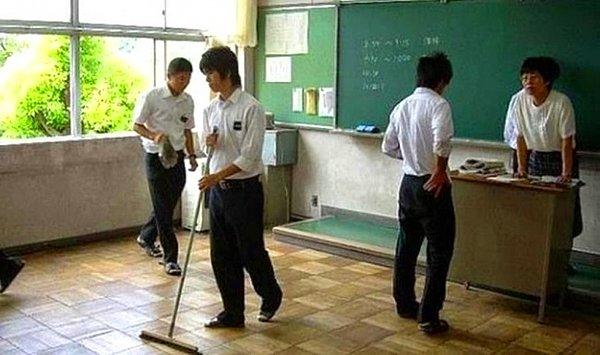 3. Çoğu Japon okulunda hademe bulunmaz, öğrenciler temizliklerini kendileri yaparlar ve bunun ahlak ve disiplin getirdiği düşünülür.