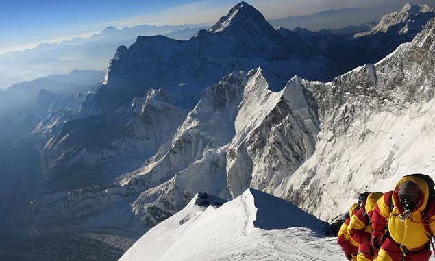 11. Dağcılar gelenek olarak öldükleri dağın eteklerinde gömülür. Everest Tepesi'nde 200'den fazla dağcı cesedi bulunmaktadır.
