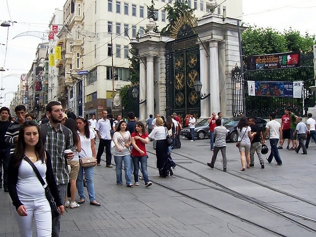Caddenin simgesi haline gelen tramvayın alt yapı çalışmaları sebebiyle kaldırılması ve bitmeyen inşaat