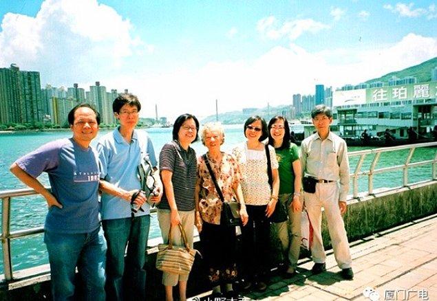 Onun özgür ruhunu 5 yıl önce Hong Kong'a yaptığı bir gezide gördü ailesi. 80 yaşındayken tek başına otobüs yolculuğu yapan Zheng, ailesini turla gittiğini söyleyerek kandırdı.