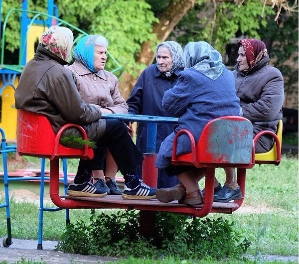 9. О том, что вы сломали ноготь, через пять минут знает уже весь город!