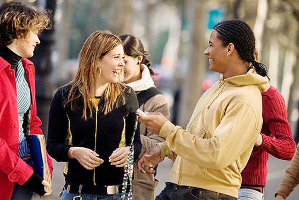 11. Когда вы идете в магазин, то обязательно встретите как минимум пятерых знакомых и с каждым обсудите последние новости!