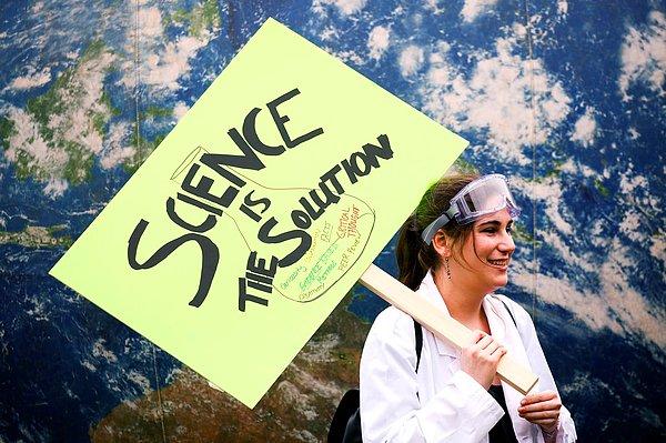 4. 22 Nisan'da Seattle'daki Bilim Yürüyüşünde bir gösterici 'Çözüm Bilimde' pankartı taşıyor.