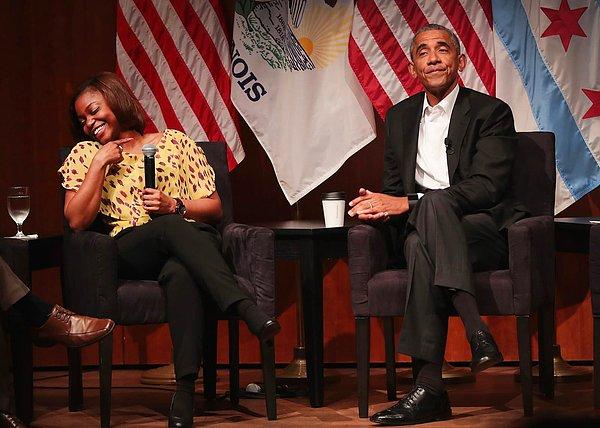 9. Eczacı Tiffany Brown, Chicago Üniversitesi'nde katıldığı panelde Barack Obama ile ilk nasıl tanışıtğını anlatırken gülüyor.