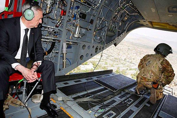 13. ABD Savunma Bakanı James Mattis helikopterle askeri üsse doğru giderken Kâbil'i izliyor, 24 Nisan.