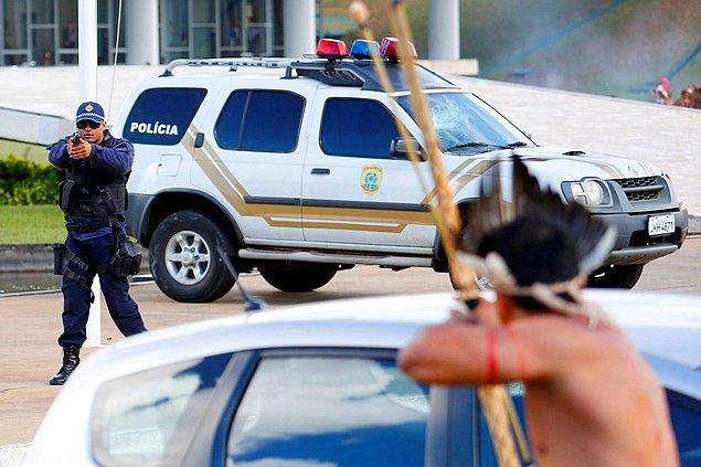 16. Brezilya'da mera hakları için protesto yapan yerli halk silahlı polis memurları ile karşı karşıya, 25 Nisan.
