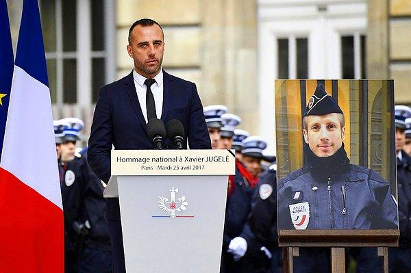 18. Fransa'da 20 Nisan'da meydana gelen terör saldırısında hayatını kaybeden polis memuru Xavier Jugele'in eşi Etienne Cardiles, cenaze töreninde konuşma yapıyor.
