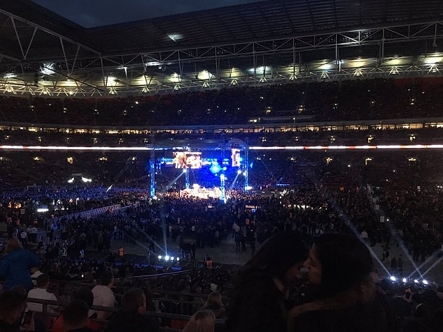 Bugüne dek oynadığı 18 maçın tamamını nakavt ile kazanan Joshua ile 11 yıl yenilmezlik unvanını Tyson Fury karşısında kaybeden Klitschko arasındaki zorlu karşılaşma Londra’daki Wembley Stadı’nda 90 bin kişi önünde yapıldı.
