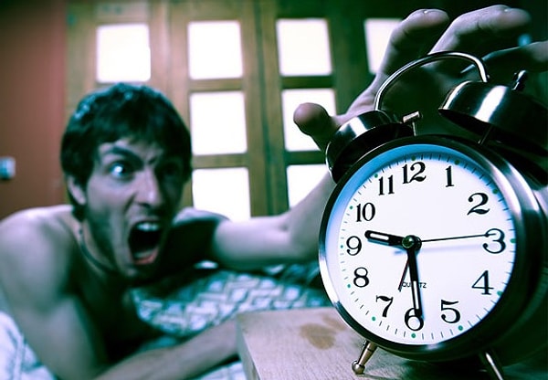 6. Если вы проспали и опоздали на работу, лучше сказать правду или соврать и придумать более вескую причину для оправдания?