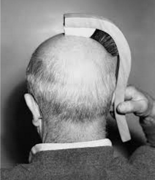 12. Расческа для лысеющих, которая одновременно причесывает волосы по краям и полирует лысину