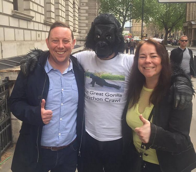 Daha önce takım elbiseyle maraton koşarak ya da Thames Nehri'ni yüzerek geçerek de konuya dikkat çekmeye çalışmış.