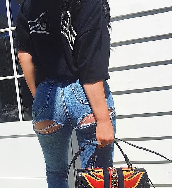 6. Джинсы, порванные на ягодицах, также часть новой коллекции.