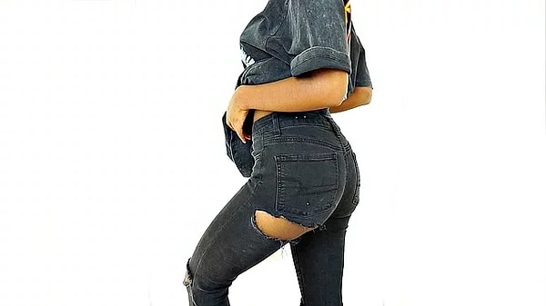 8. Интернет пользователи разделились во мнении: одни считают, что это смехотворно, и такие джинсы смотрятся круто только на моделях и знаменитостях.