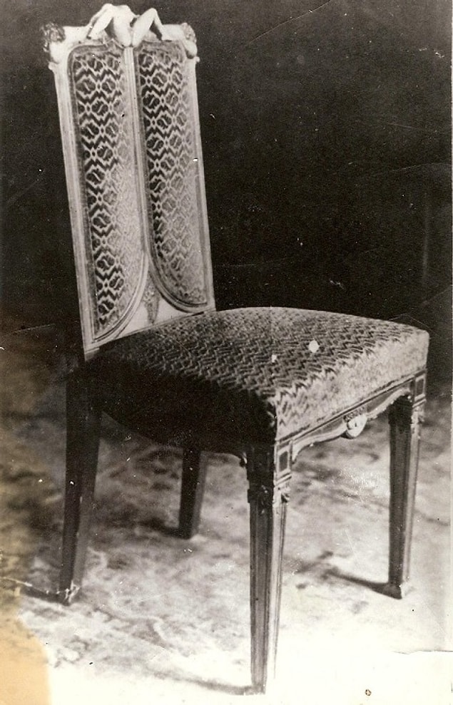 Odayı yağmalayıp yakmak yerine, fotoğraflarını çekmeye karar vermişler.