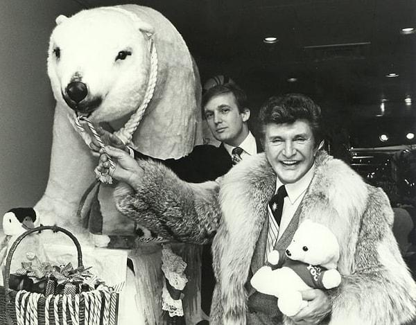 1. Donald Trump, 1990’larda Liberace ve “evcil” kutup ayısıyla takılırken