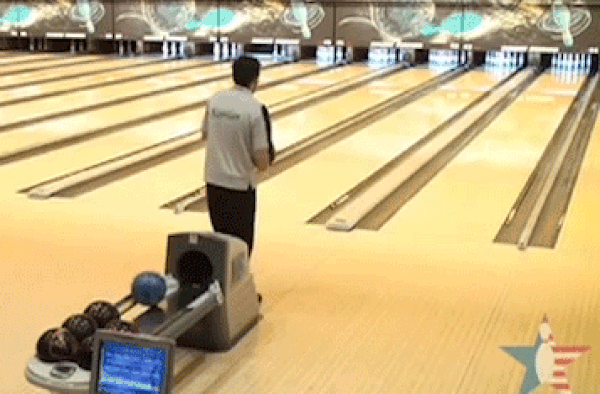 13. Bardağın dolu tarafını son anda gören şanslı bowling oyuncusu. 😂