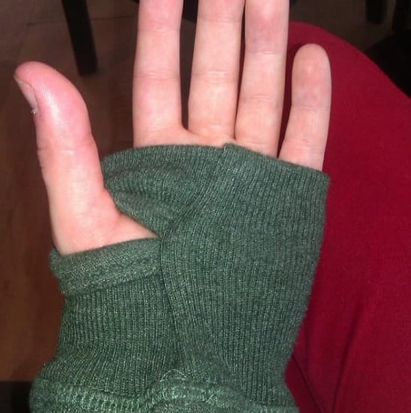 3. Толстовки с дырками на рукавах для пальца - еще один тренд из прошлого