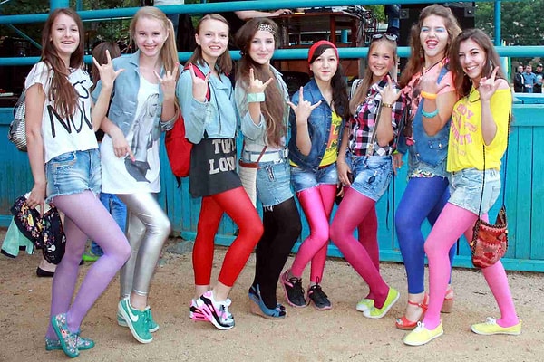 16. Цветные лосины с джинсовой юбкой или шортами - тренд из 90-х, который никак не хотел заканчиваться