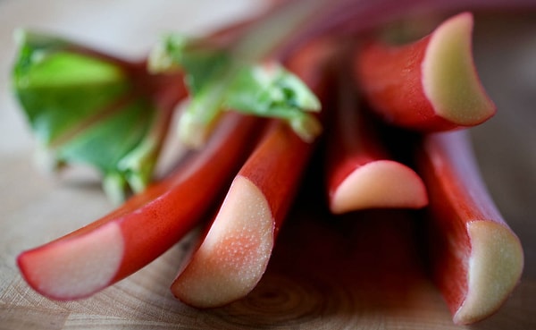 8. Листья рабарбара (ревеня)