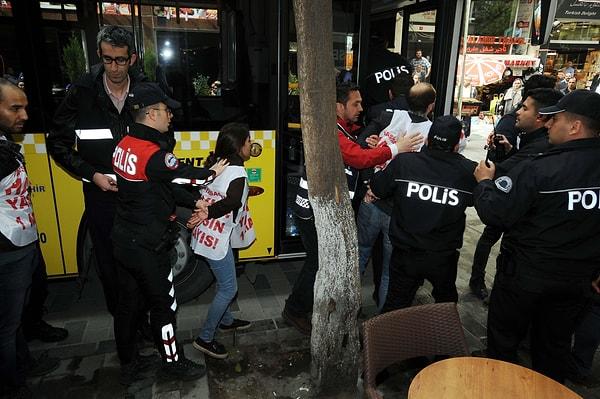 10:40 | DHA'nın aktardığı bilgiye göre Taksim'e çıkmak isteyen 12 kişi Talimhane'de gözaltına alındı.