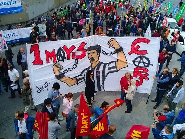 12:20 | Bakırköy'de taraftar grupları 1 Mayıs alanına pankartlarıyla girdi.