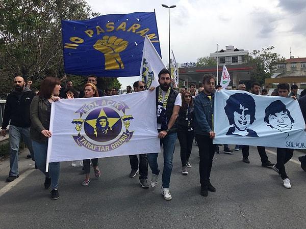 12:20 | Bakırköy'de taraftar grupları 1 Mayıs alanına pankartlarıyla girdi.