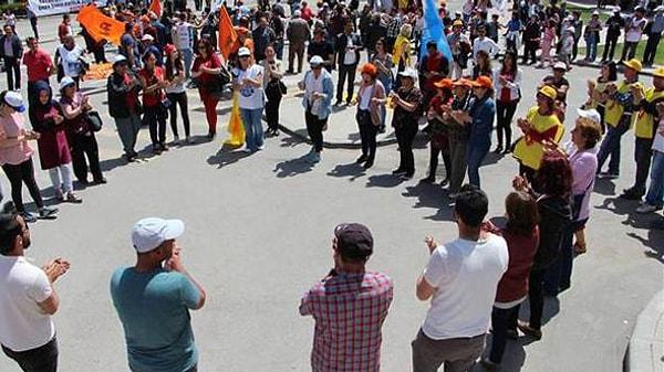 14: 40 | Sivas'ta 1 Mayıs’ı 300 kişi kutladı, 540 polis görev aldı.