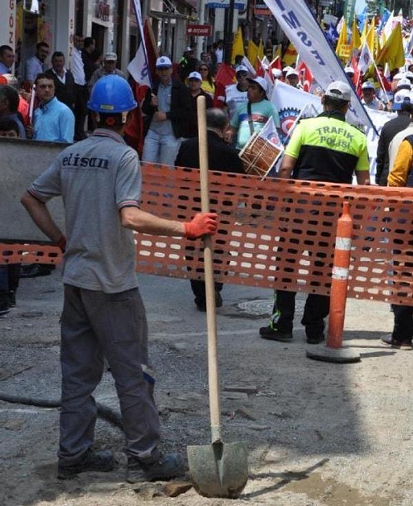 16:12  | Bartın'da belediyenin doğalgaz hattında çalışan işçiler ara verip ellerindeki kazma ve küreklerle 1 Mayıs kortejini izledi...