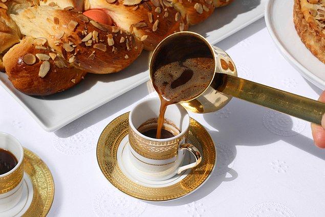 1. Yunan kahvesi deseler de gerçekte Türk kahvesidir. Kahve içtikten sonra kapatıp fal bakıyorlar tıpkı bizim gibi.