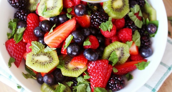 Заряжаемся витаминами: 10 суперполезных фруктовых салатов