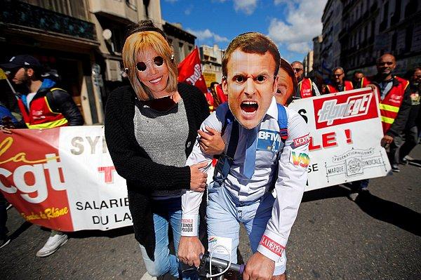 14. Göstericiler, başkanlık adayı Emmanuel Macron ve eşi Brigitte'i tasvir eden maskelerle