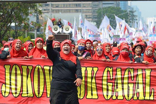 16. Kadın göstericiler sloganlar eşliğinde yürüyor