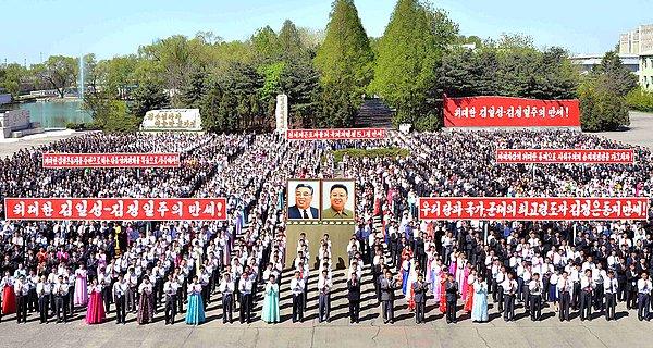 10. Başkent Pyongyang'da bir araya gelen Kuzey Kore halkı