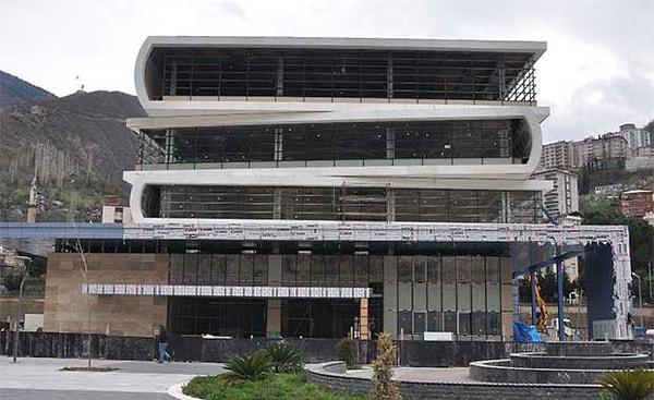 Artvin Çoruh Üniversitesi bünyesinde inşa edilen kitap görünümlü kütüphane bu ay sonunda hizmete girecek.