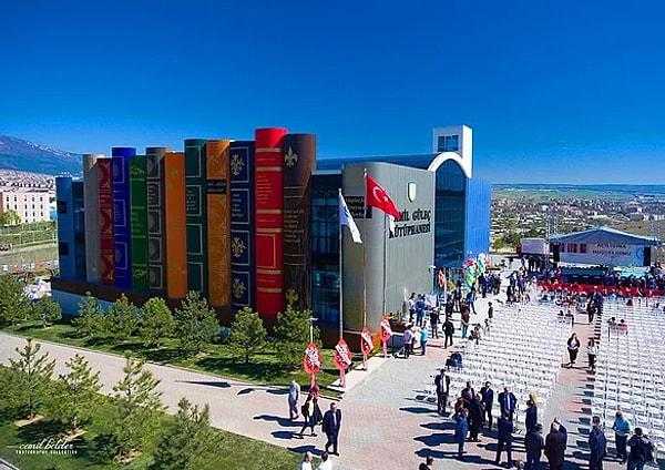Türkiye'de kitap şeklini andıran kütüphanelerin ikincisi olarak hizmete girecek, ilki Karabük'teydi.