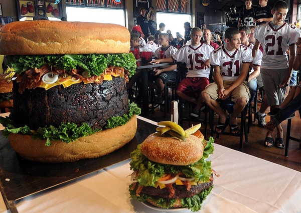 2. The Absolutely Ridiculous Burger, место: Mallie’s Sports Grill & Bar, город: Детройт