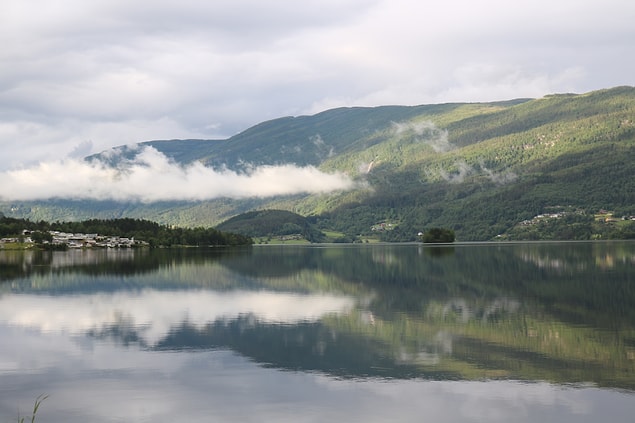 4. Ulvik dağlarla çevrili bir bölgenin ortasında kalmış bir kasaba.