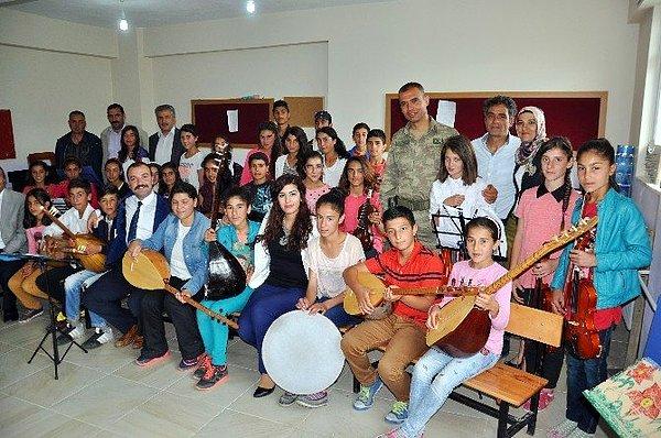 Orkestraki öğrencilerin maddi imkansızlıklar nedeniyle festivale katılamayacaklarının gündeme gelmesinin ardından tüm Türkiye'den öğrencilere destek mesajları geldi.