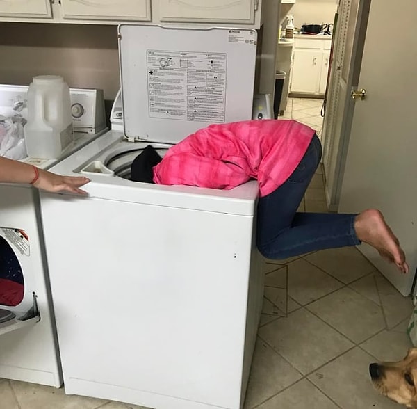4. Вот так низкие девушки достают белье из стиральной машинки