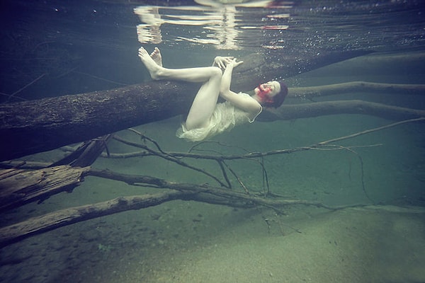 9. «Мои фотографии теперь всегда вызывают эмоции. Они рассказывают истории, они полны смятения, и это то, как я себя чувствую, то, что творится у меня в душе».